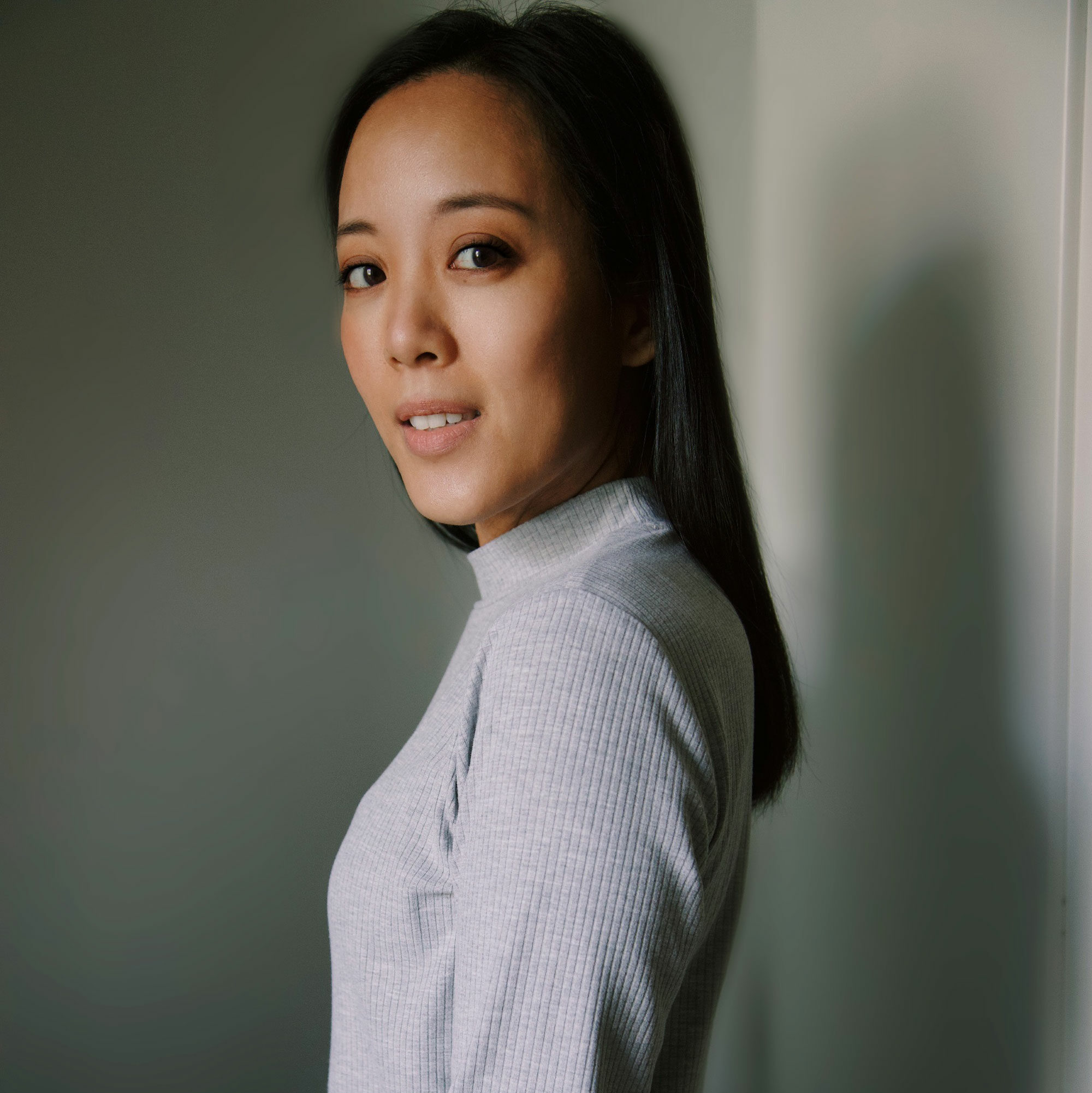 Profilbild von Designerin Giang Lu Kim, die seitlich steht und lächelt.
